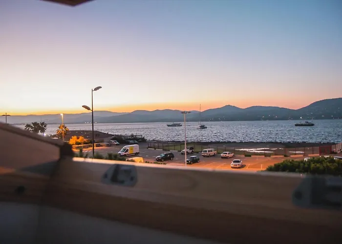 Maison Du Port 42 Bed & Breakfast