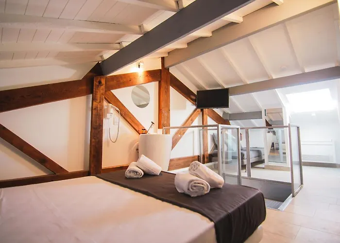 Maison Du Port 42 Bed & Breakfast