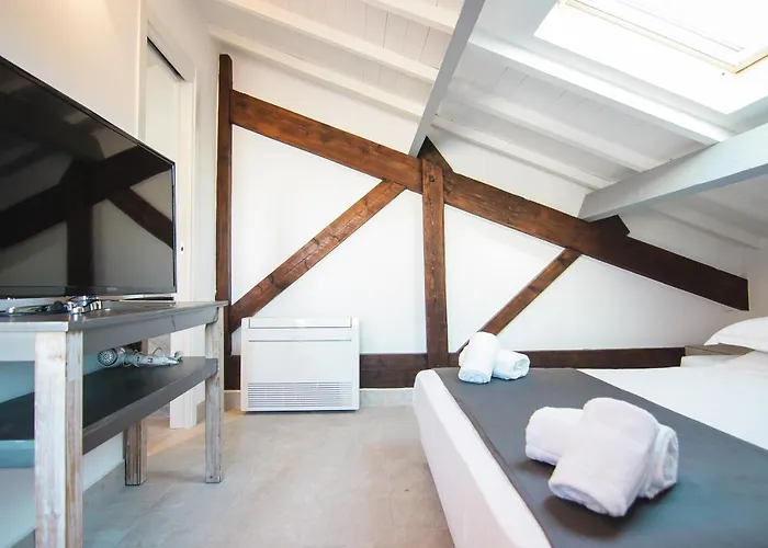 Maison Du Port 42 Bed & Breakfast 3*